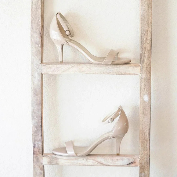 BANDOLINO ANKLE STRAP HEEL SANDAL SZ 9.5 NUDE TAN COLOR PATENT LEATHER - Picture 2 of 8